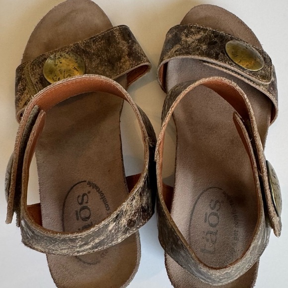 Taos Footwear Women's Sandals - Textured Brown with Gold Accents 5 -5.5 - Picture 3 of 10